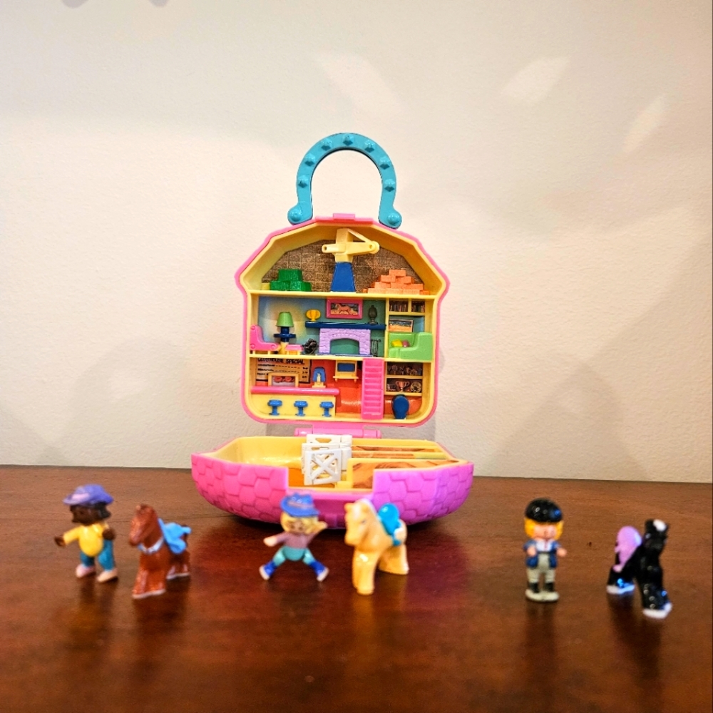 Vintage Polly Pocket Happy Trails Clubhouse Horse Stables Compact